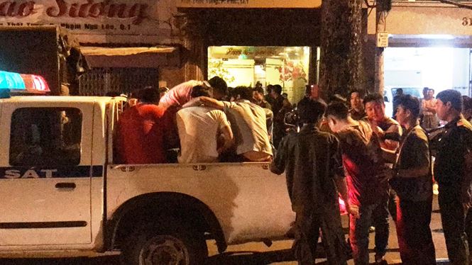 Hàng chục tiếp viên múa khiêu dâm trong nhà hàng trung tâm Sài Gòn